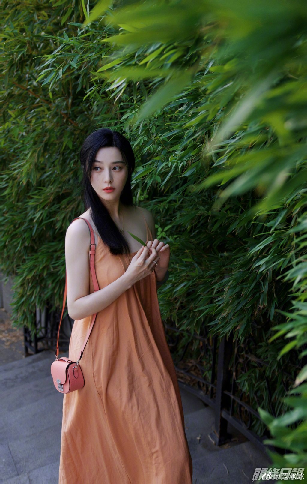 年中都有post過夏日look，橙色吊帶連身裙，飄少女味。